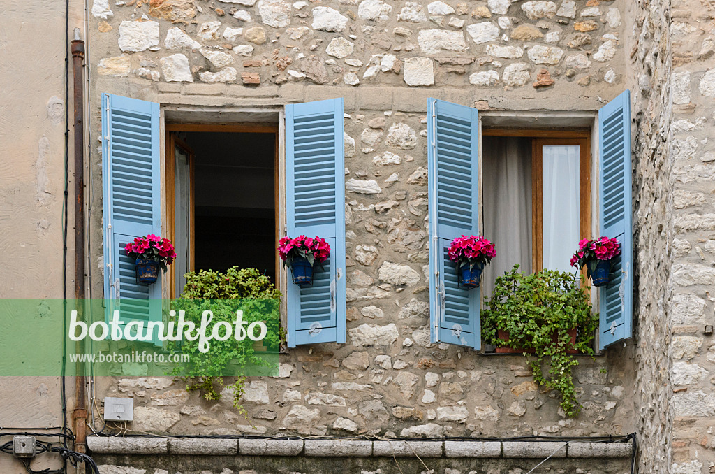 569083 - Old town house with flower pots, Vence, France