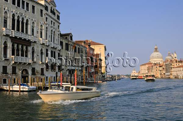 568089 - Palazzi et Santa Maria della Salute au Grand Canal, Venise, Italie