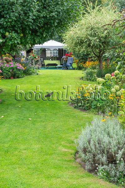 625002 - Perennial garden with pavilion