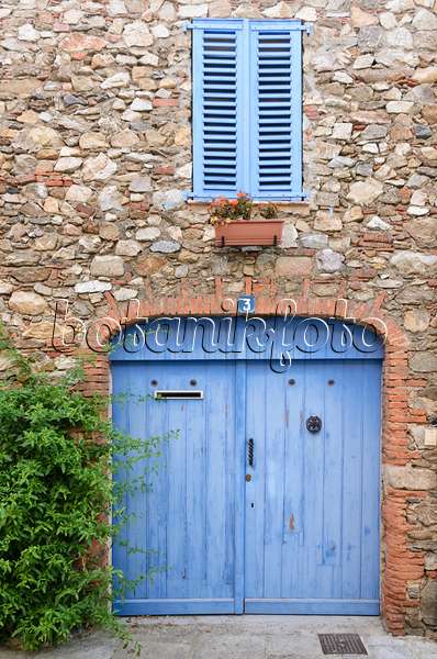 569051 - Portes et volets bleus sur une vieille maison de ville, Grimaud, France