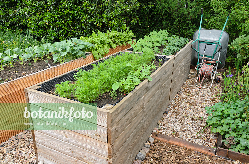 545123 - Potagers surélevés avec une brouette et un tambour de tuyau