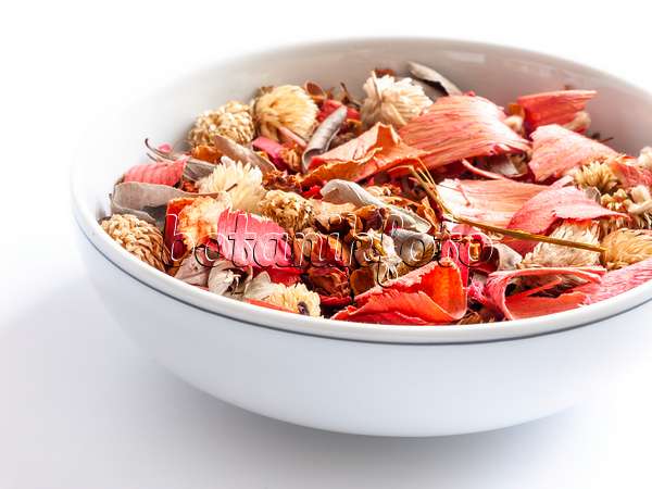 433001 - Potpourri of dried leaves and blossoms