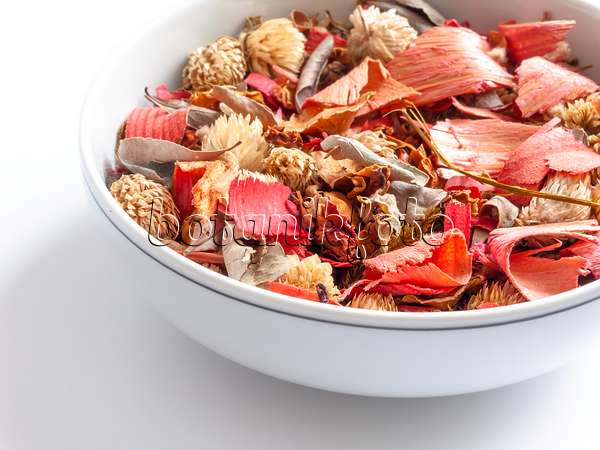433002 - Potpourri of dried leaves and blossoms
