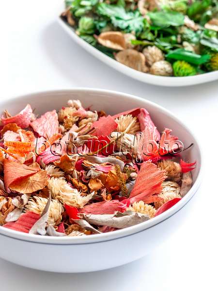 433003 - Potpourri of dried leaves and blossoms