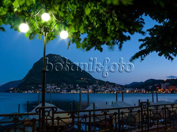 414068 - Promenade du lac sur le Lago di Lugano avec vue sur le Monte San Salvatore, Lugano, Suisse