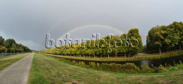 561003 - Rainbow above Großer Garten, Hanover, Germany