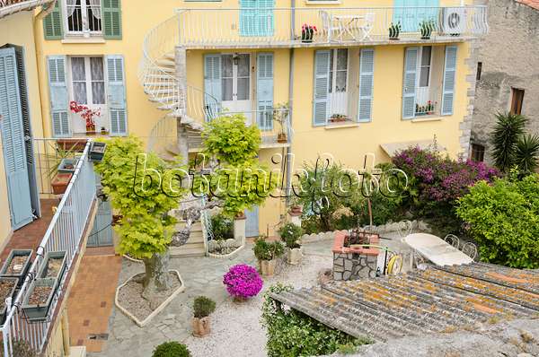 533109 - Residential building with backyard garden, Hyères, France