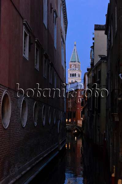 568112 - Rio de San Salvador et campanile de Saint-Marc, Venise, Italie