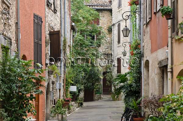 569091 - Ruelle avec des bacs à fleurs dans la vieille ville, Vence, France