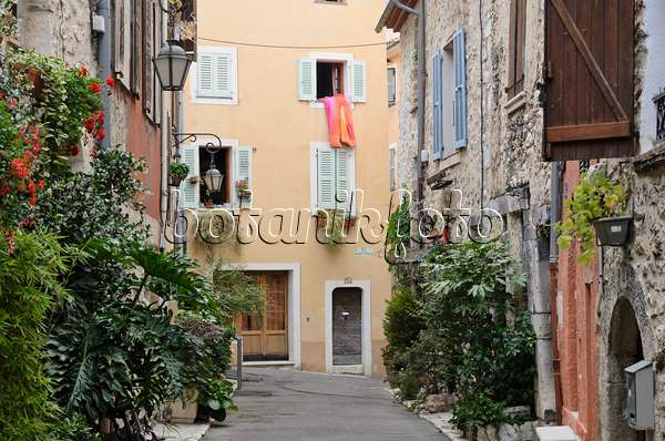 569092 - Ruelle avec des bacs à fleurs dans la vieille ville, Vence, France