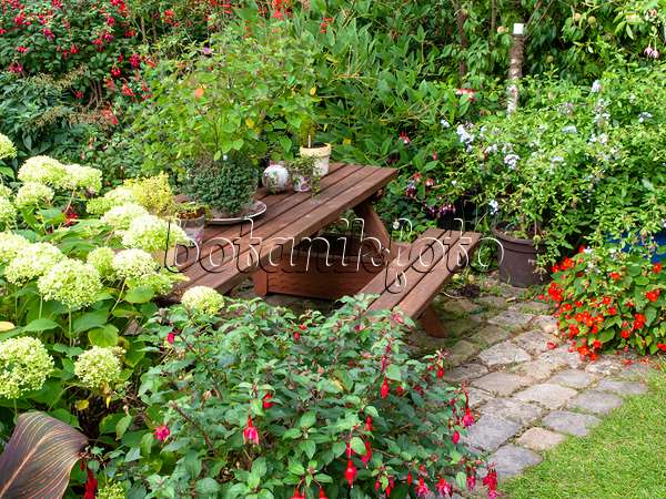 490015 - Salon de jardin dans un jardin de plantes vivaces