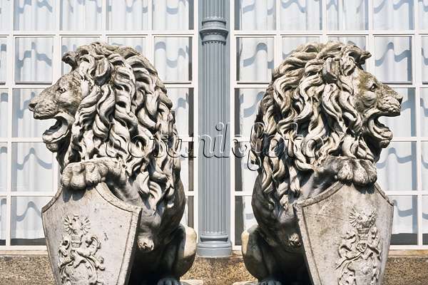 377032 - Sculptures de lion et orangerie, Putbus, Rügen, Allemagne