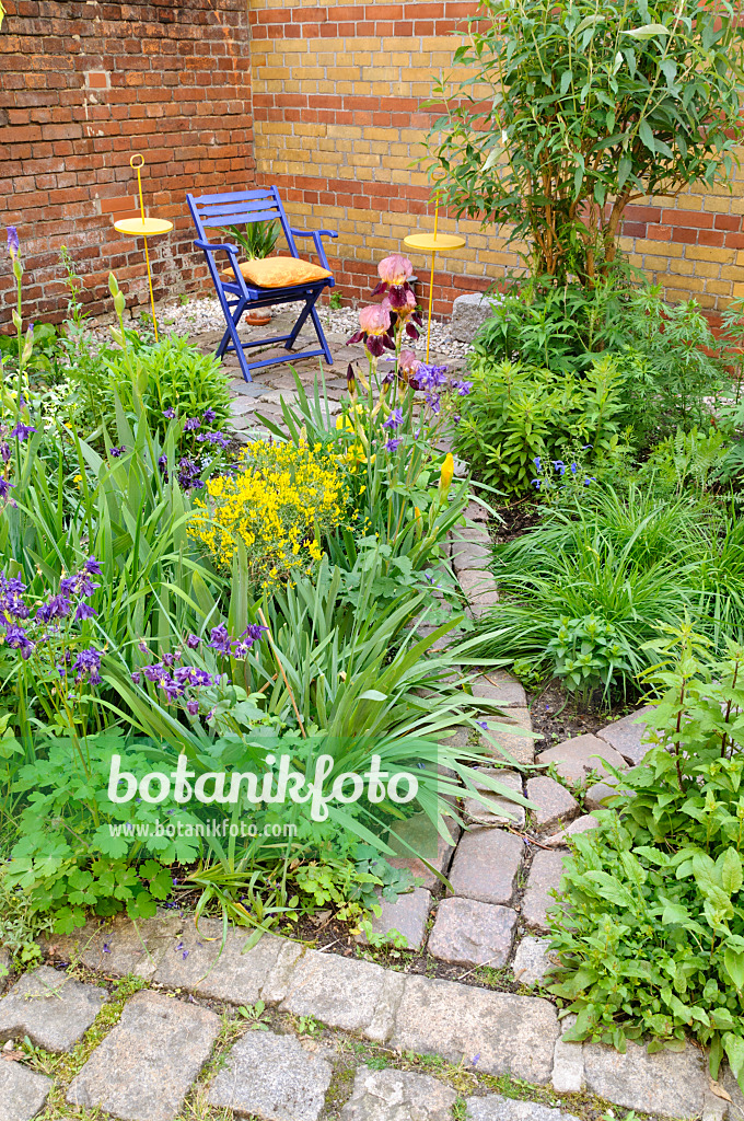 472215 - Seating area in a backyard garden