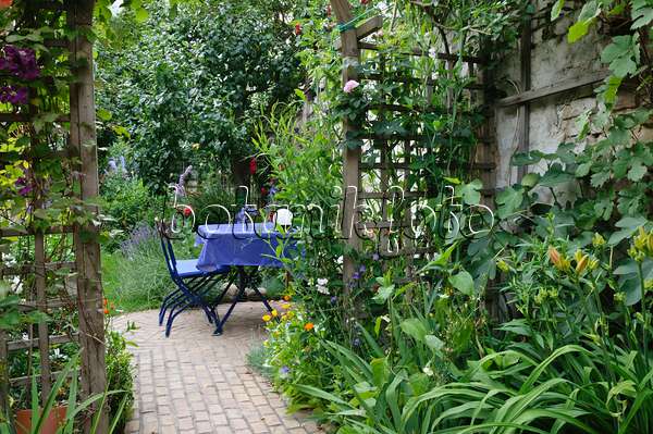 473267 - Seating area in a backyard garden