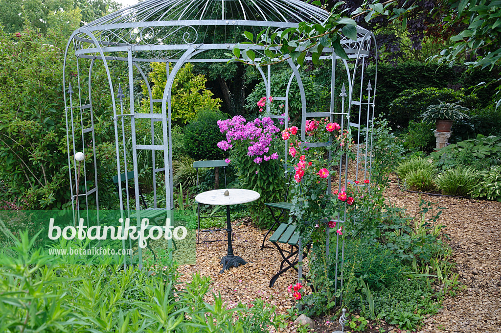 474440 - Seating area in a garden pavilion