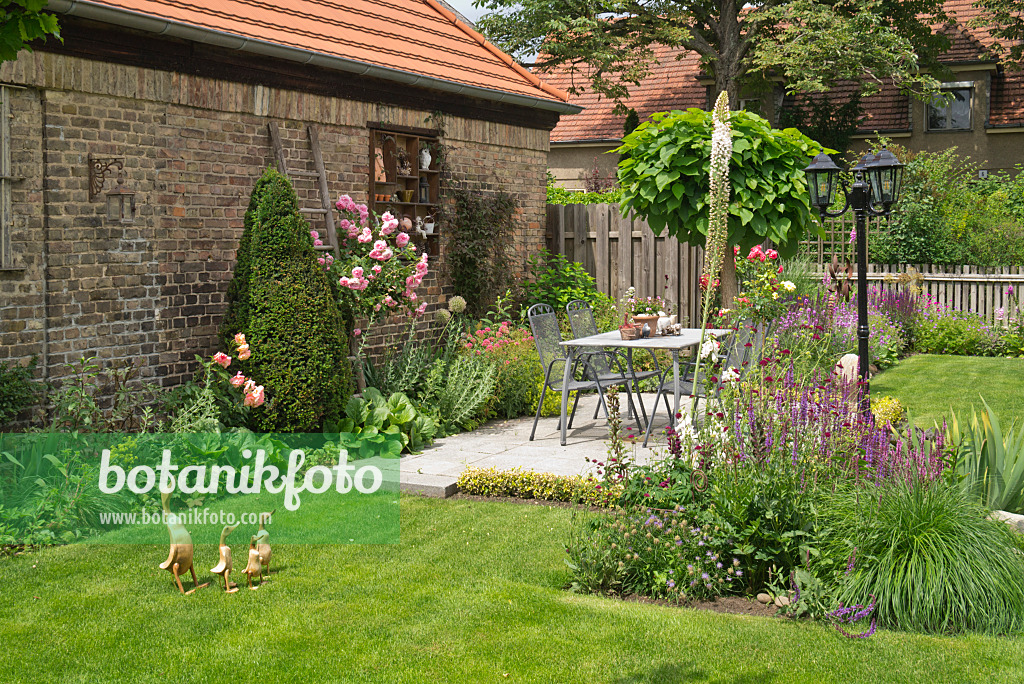 610020 - Seating area in a perennial garden