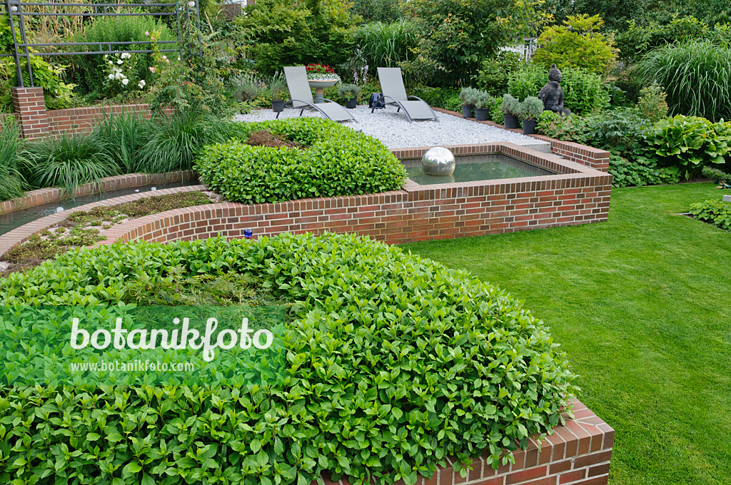 474074 - Semicircular plateau with water basin and deck chairs