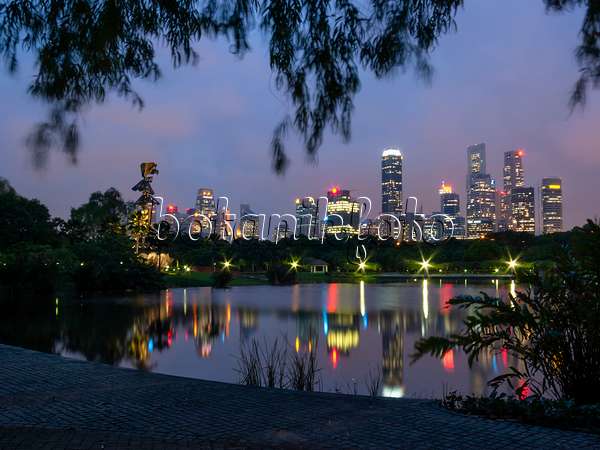 411163 - Silhouette urbaine, Marina City Park, Singapour
