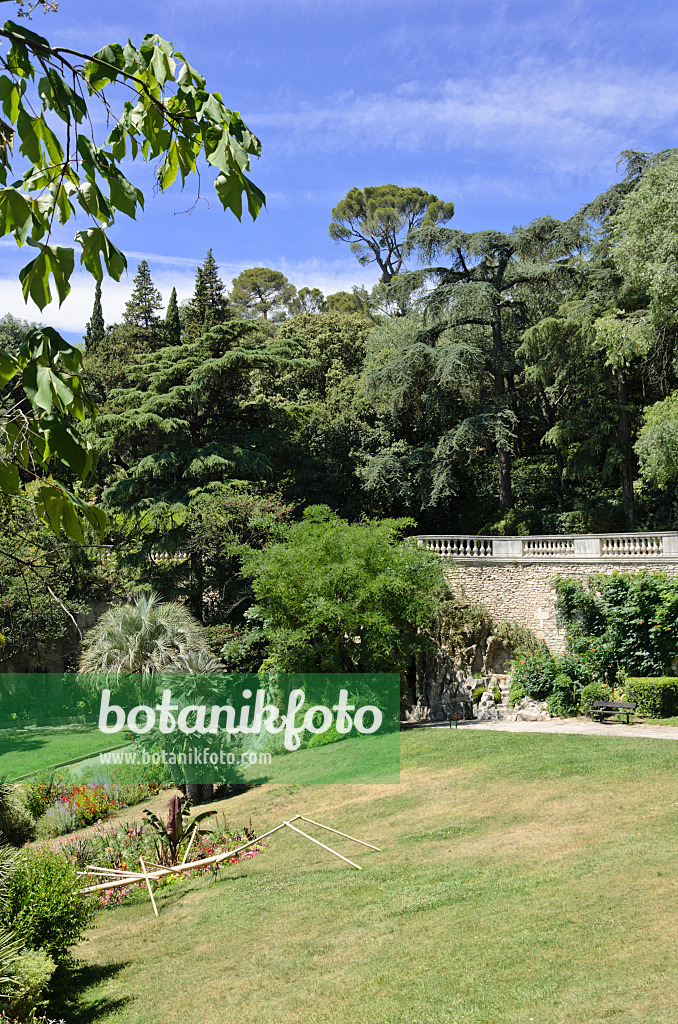 557292 - Stone wall and stone railings, Jardins de la Fontaine, Nîmes, France