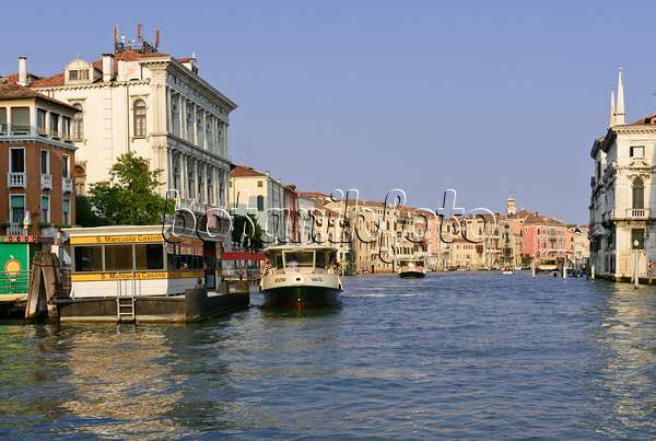 568068 - Vaporetto sur le Grand Canal, Venise, Italie