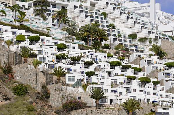 564107 - Versant d'une montagne avec des hôtels et des villages de vacances, Puerto Rico, Gran Canaria, Espagne