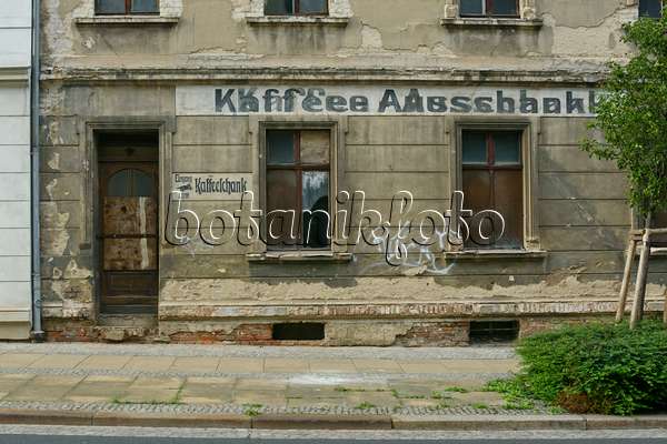 559061 - Vieille maison de la période wilhelminienne avec une vieille publicité sur le mur délabré de la maison, Görlitz, Allemagne