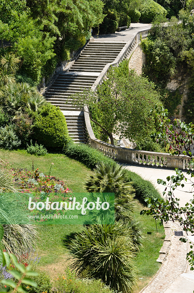 557294 - Wide stone stairs with stone railing, Jardins de la Fontaine, Nîmes, France