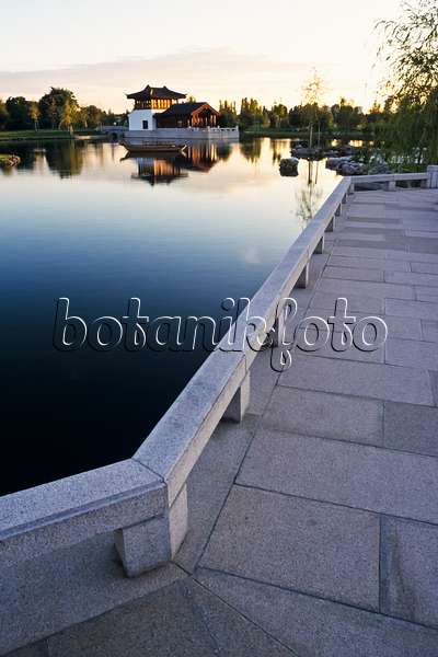 381057 - Zigzag bridge, Chinese garden, Erholungspark Marzahn, Berlin