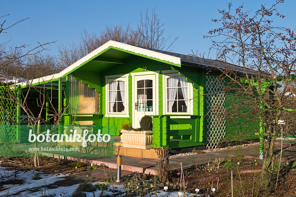 565050 - Abri de jardin vert dans un jardin familial en hiver