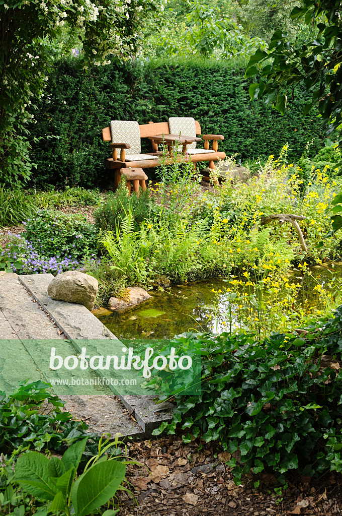 486019 - Banc de jardin près d'un étang avec pont en pierre