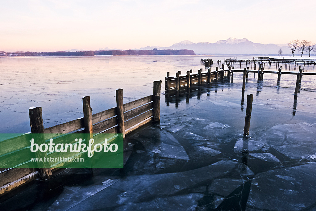386010 - Boat harbour at Lake Chiemsee, Bavaria, Germany
