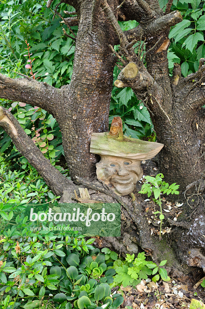 474104 - Dead tree trunk with wooden figure