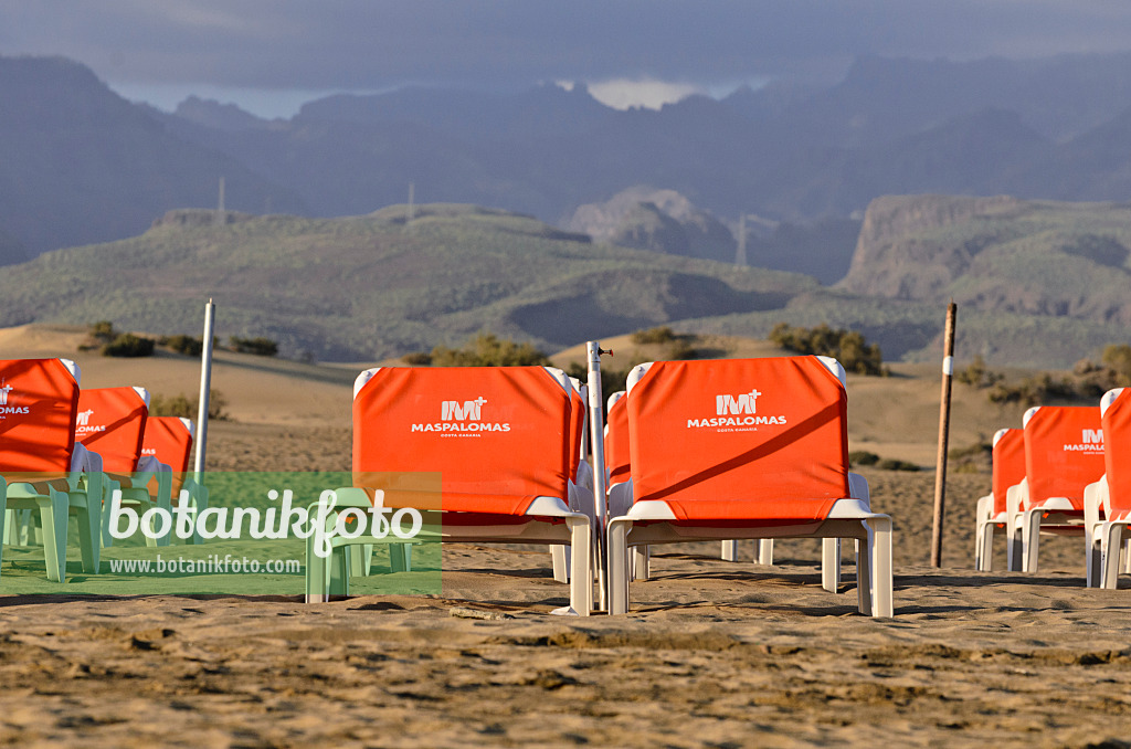 564230 - Deck chairs on the beach, Maspalomas, Gran Canaria, Spain
