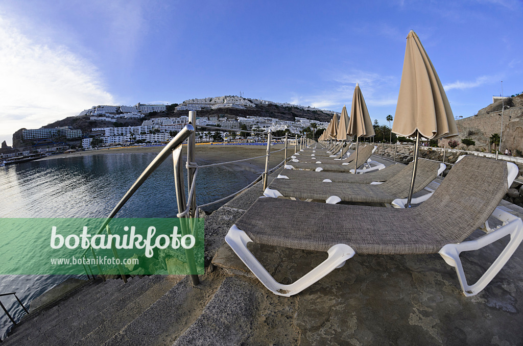 564133 - Deck chairs on the beach, Puerto Rico, Gran Canaria, Spain