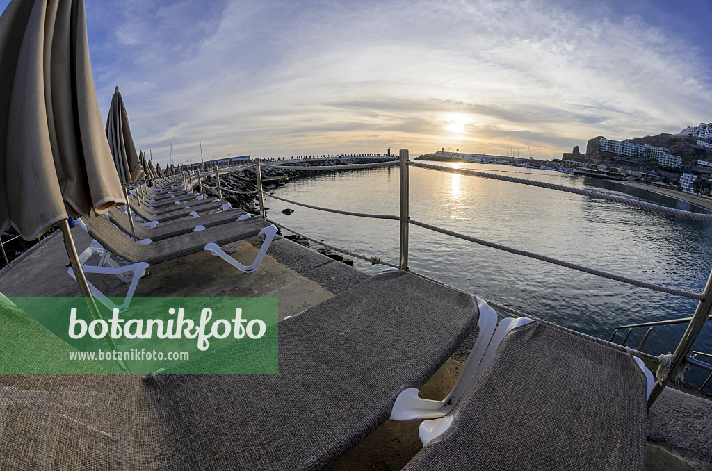 564134 - Deck chairs on the beach, Puerto Rico, Gran Canaria, Spain