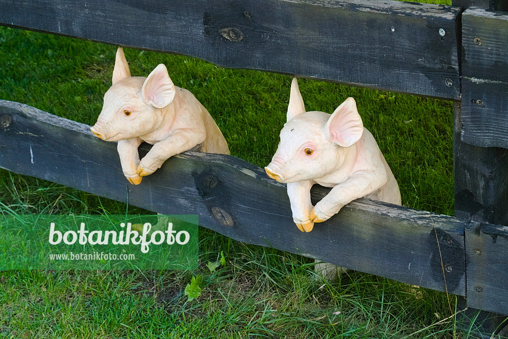 670019 - Deux figurines de cochons sur une clôture de jardin