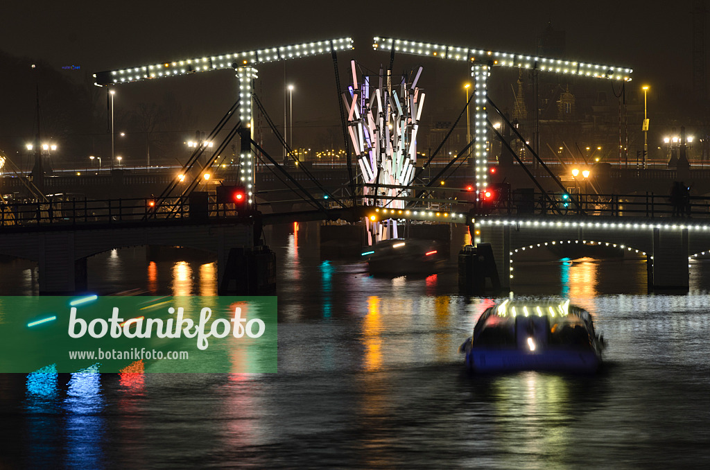 564016 - Drawbridge at night, Amsterdam, Netherlands