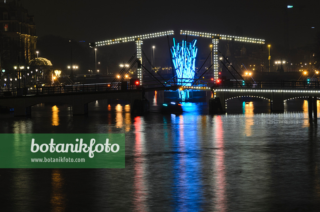 564017 - Drawbridge at night, Amsterdam, Netherlands