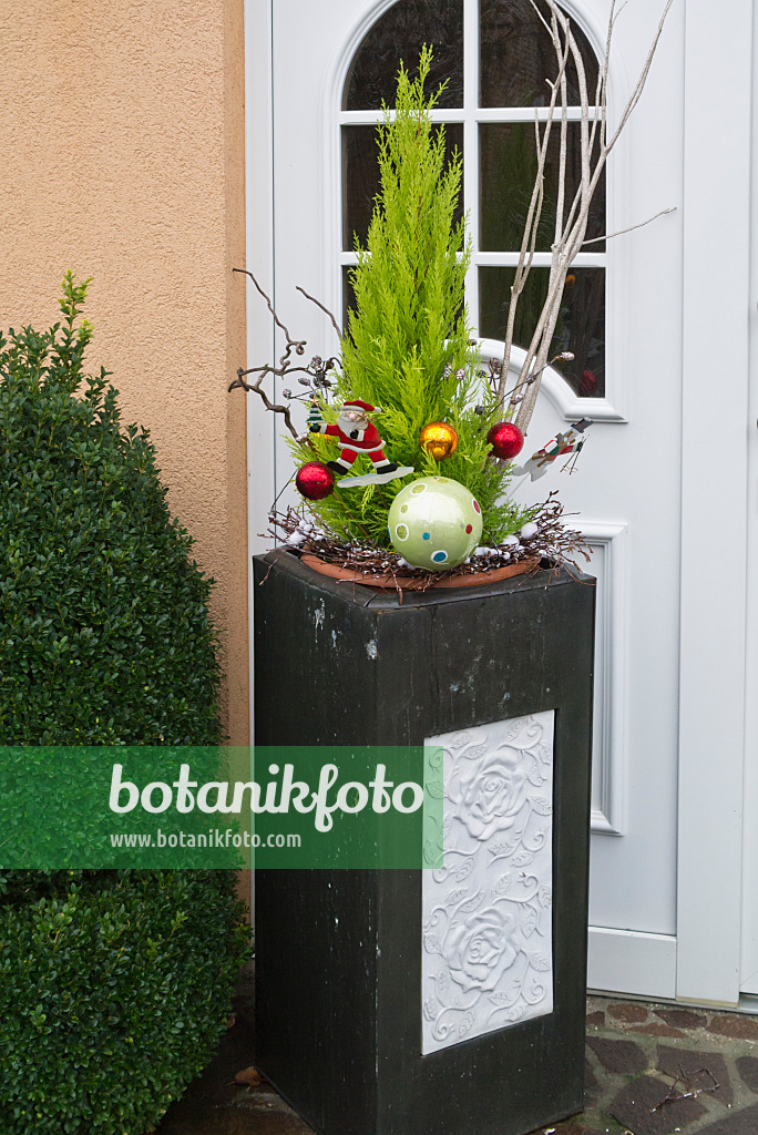 527028 - Entrée d'une maison avec décoration de Noël