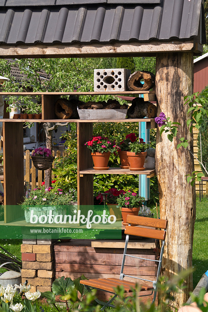 544096 - Étagère en bois avec des pots de fleurs