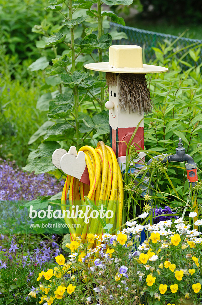 473188 - Figure en bois tenant un tuyau d'eau