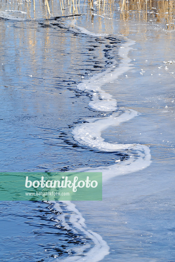 529006 - Frozen lake