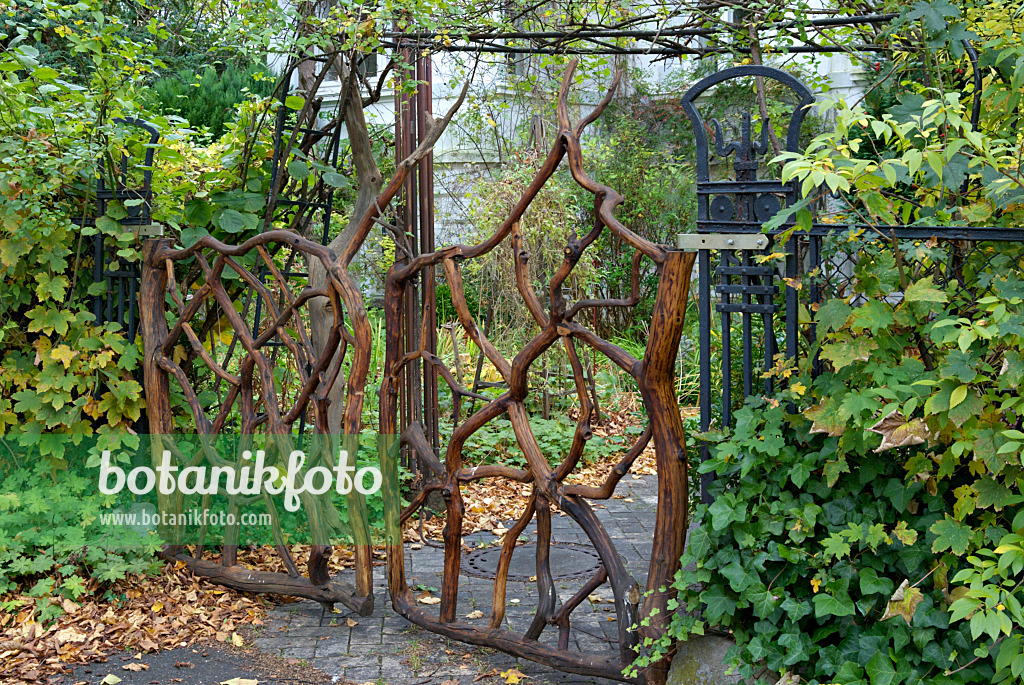 463085 - Garden gate made of branches
