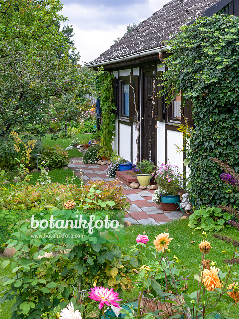 490003 - Garden house in an allotment garden
