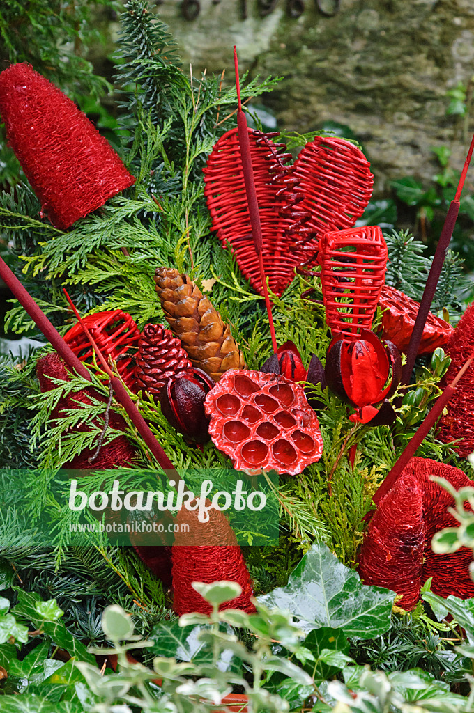 466079 - Grave decoration with dyed plant parts