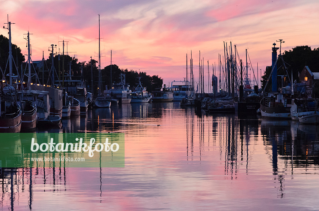 534306 - Harbour with fishing cutters, Warnemünde, Germany