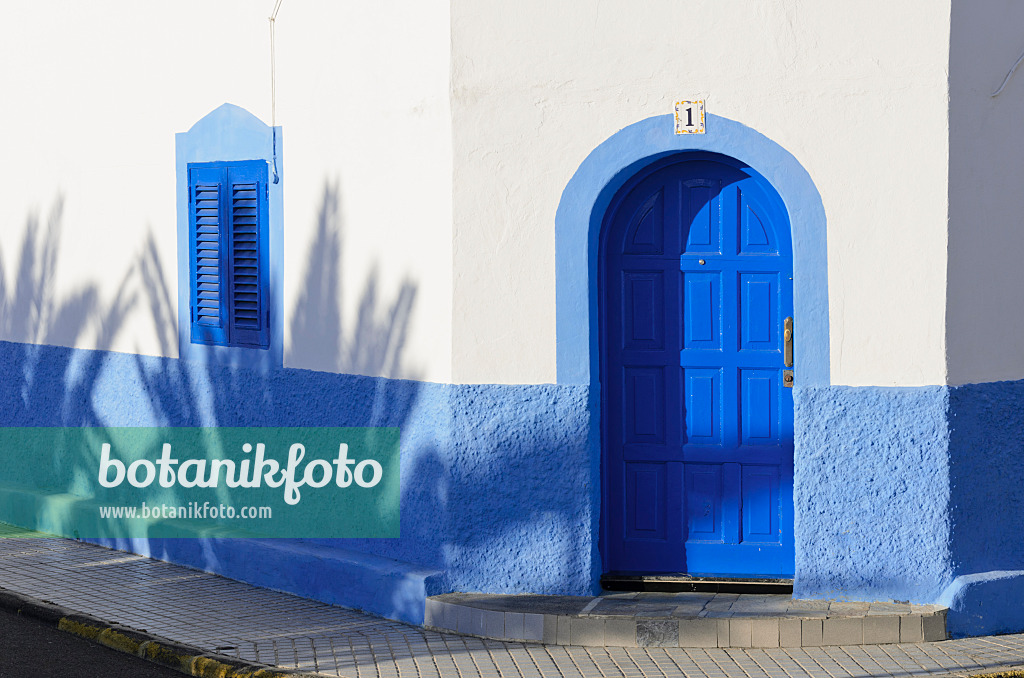 564206 - House with blue door, Puerto de las Nieves, Gran Canaria, Spain
