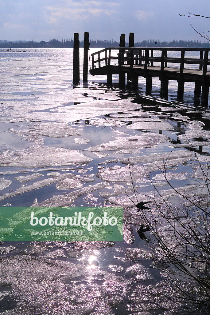 672057 - Ice floes on the River Havel near Berlin