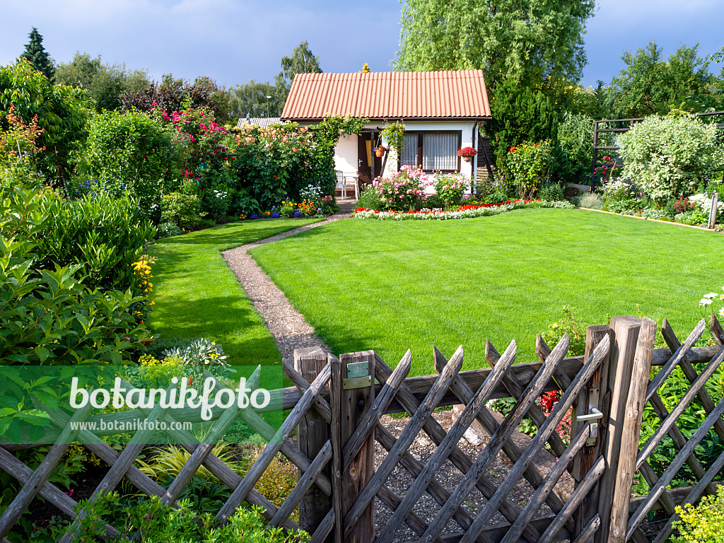 461078 - Jardin familial avec une grande pelouse