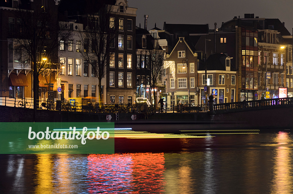 564009 - Light tracks of canal boats, Amsterdam, Netherlands